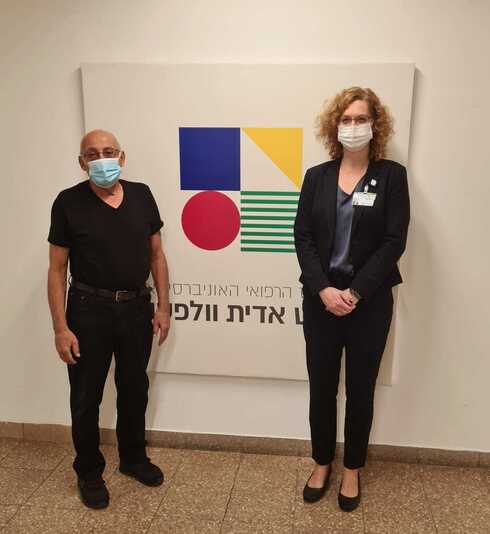 מוטי ששון ומנהלת בית החולים וולפסון ד"ר ענת אנגל (צילום: ליעד כהן, דוברות וולפסון) מוטי ששון ומנהלת בית החולים וולפסון ד"ר ענת אנגל