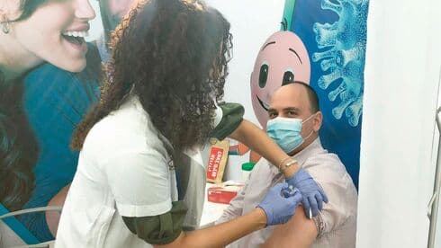 צביקה ברוט מתחסן. בקרוב כל אנשי החינוך