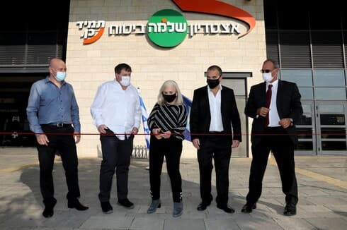 אורי אומיד, מנכ״ל שלמה ביטוח, ראש העירייה ומנכ"ל החברה לפיתוח פתח תקוה (צילום: עזרא לוי) אורי אומיד, מנכ״ל שלמה ביטוח, ראש העירייה ומנכ"ל החברה לפיתוח פתח תקוה