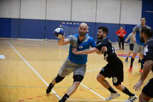 איליה סלאדיץ' (משמאל) מול שלומי צייטלר. ב"ש מתאוששת