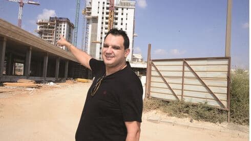 אחוזת פאר וצי מכוניות יוקרה. עודד שריקי