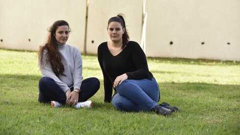 בלולו־וקס (מימין) ואשור. חינוך משנה חיים (צילום: שרון צור) בת אל בלולו־וקס (מימין) וענבל אשור