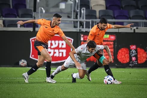 מרסלו מלי (במרכז). ניסה להבקיע פעמיים