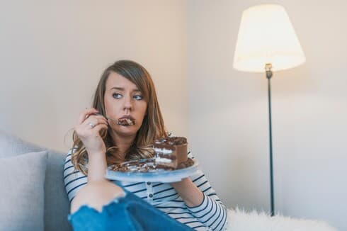 הקול הפנימי אומר: "קחי פרוסת עוגה. היה לך יום קשה. מגיע לך"