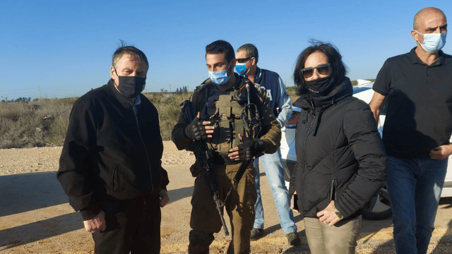 אושרת גני גונן ועוזי דיין בקו התפר באזור קיבוץ אייל