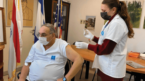 חלק מהצוות מעדיף להמתין. רוטשטיין מקבל את החיסון הישראלי 