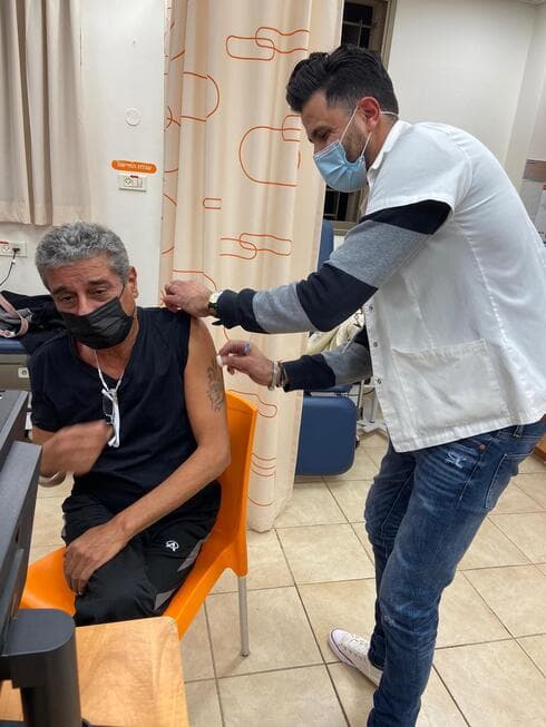 יואב יצחק מתחסן נגד קורונה