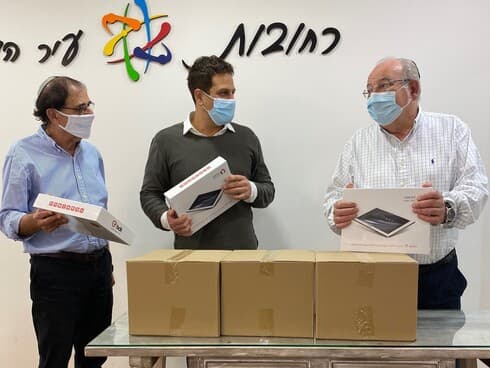 בכירי העירייה עם הטאבלטים 