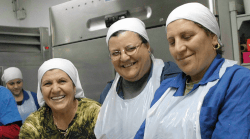 המייסדת מרים (משמאל) ועובדות במסעדה (צילום: יח"צ) המייסדת מרים (משמאל) ועובדות במסעדה