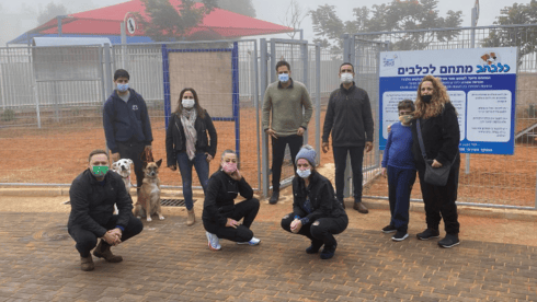 חברי קבוצת "קהילה בשינוי אבן גבירול" בגינה החדשה