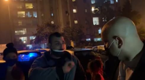 התקהלות השכנים מחוץ לבניין בו הושלכה החתולה