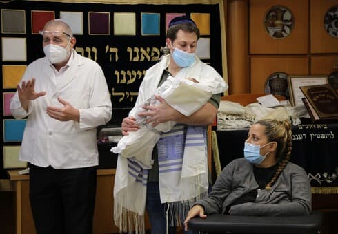הדר מאירסון עם התינוק ובעלה