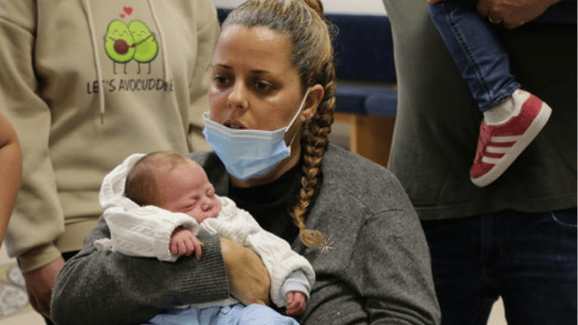 הדר מאירסון עם התינוק ובעלה הדר מאירסון עם התינוק ובעלה