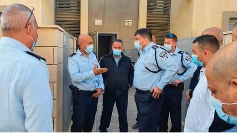 כוחות המשטרה בזירת הרצח בירוחם. חנק אותה למוות לפני שיצאה לעבודה | צילום: דוברות המשטרה