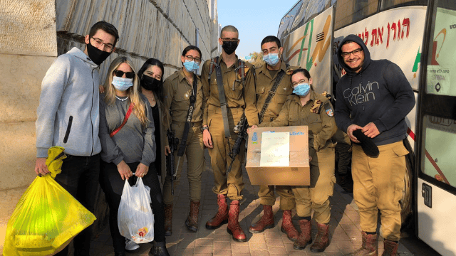 חלוקת חבילות מתוקות לחיילים