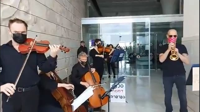 מנגנים במחאה מול בית ראשת העירייה