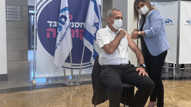 ד"ר אנג׳לה עירוני מחסנת את פרופסור נחמן אש