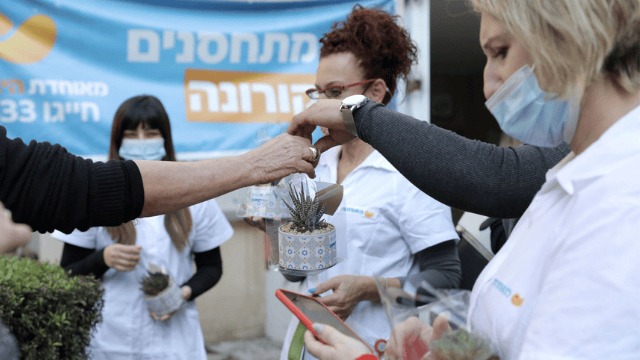 מעניקים שי לחברי צוות רפואי מעניקים שי לחברי צוות רפואי