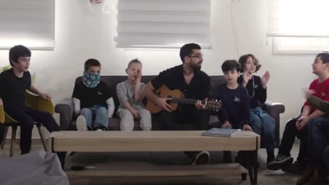 חנן בן ארי עם הילדים. מרגש