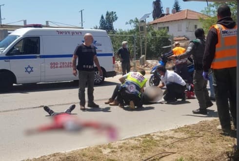 זירת הפיגוע בכפר סבא ביום הזיכרון