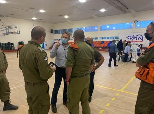"פיקוד העורף ועיריית חולון פועלים יחד יד ביד מאז פרוץ נגיף הקורונה לשם מיגור הנגיף"