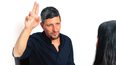 שניר כץ. "אני עובד מתוך ההנחה שהבעיות שלנו הן תוצאה של זיכרונות שמאוחסנים במוח" (פרטי) שניר כץ. "אני עובד מתוך ההנחה שהבעיות שלנו הן תוצאה של זיכרונות שמאוחסנים במוח"