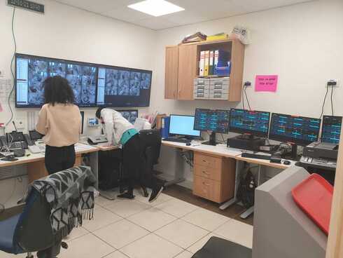 חדר הבקרה של מחלקת הקורונה בשערי צדק (צילום: אלינור פבריקר) חדר הבקרה של מחלקת הקורונה בשערי צדק