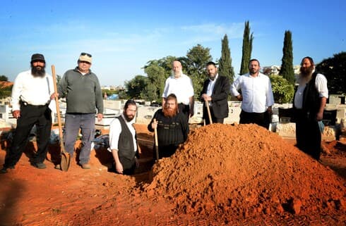 הגיבורים שלא קיבלו הכרה. בזמן שכולם מחאו כפיים לצוותים הרפואיים, קברו אנשי קדישא עשרות אנשים ביום תחת סכנת קורונה
