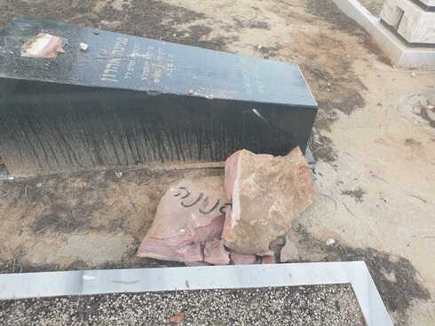 חילול הקברים בבית העלמין