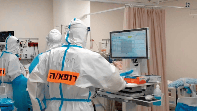 רופאים בהתייעצות ליד חולה במצב קשה