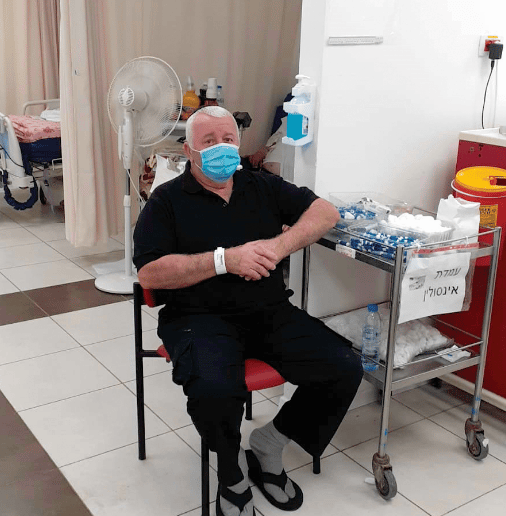 סולימני ממתין בחדר המזדרון (צילום: אלינור פבריקר) סולימני ממתין בחדר המזדרון