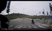 חצה באור אדום וסימן תנועה מגונה