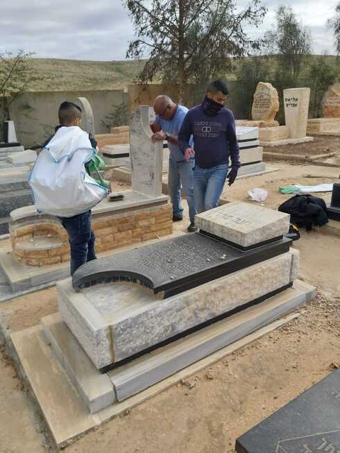 שיפוץ וניקוי בית העלמין במושב נבטים 