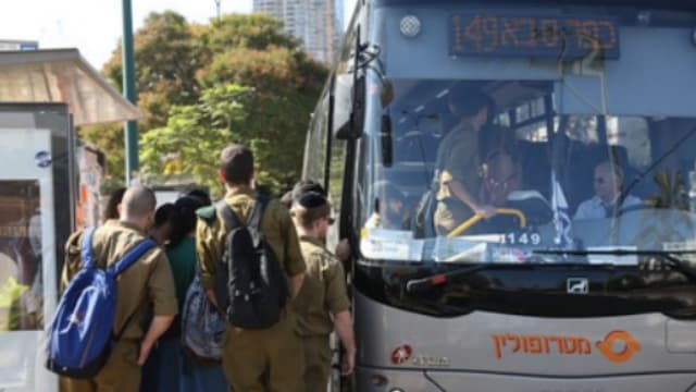 קו 149 מעלה חיילים בבסיס גלילות