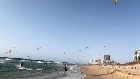 פקקים בקיץ. חוף ראשון לציון