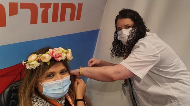 האחות המחוזית דגנית בן מרגי מחסנת את סנדרה ושדי מנהלת מרחב השרון במאוחדת (צילום: יח"צ) האחות המחוזית דגנית בן מרגי מחסנת את סנדרה ושדי מנהלת מרחב השרון במאוחדת