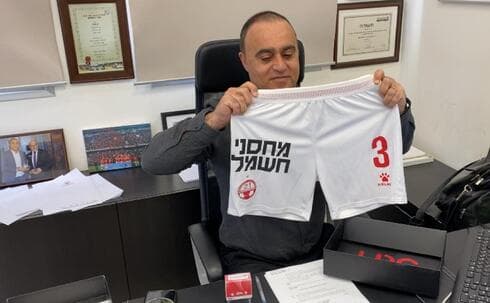 אסי רחמים מציג את הספונסר החדש