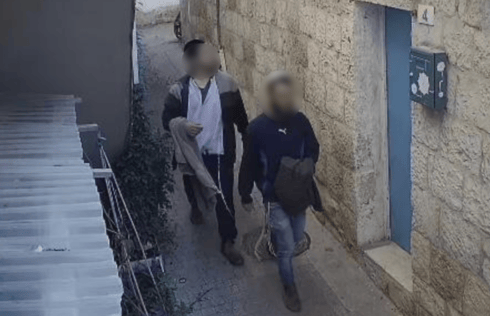 החשודים בתלישת הדגל (צילום: מתוך הסרטון) החשודים בתלישת הדגל