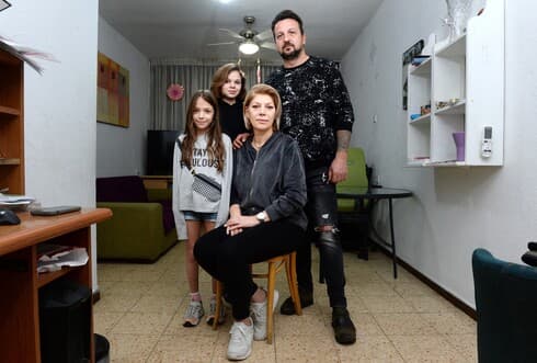 משפחת ציופרין מרחובות עלתה לארץ רגע לפני הקורונה ומעודדת עולים שמגיעים בעיצומו של עוד סגר. "תהיו סבלניים, עוד יבואו ימים טובים" (צילום: קובי קואנקס) משפחת ציופרין מרחובות עלתה לארץ רגע לפני הקורונה ומעודדת עולים שמגיעים בעיצומו של עוד סגר. "תהיו סבלניים, עוד יבואו ימים טובים"