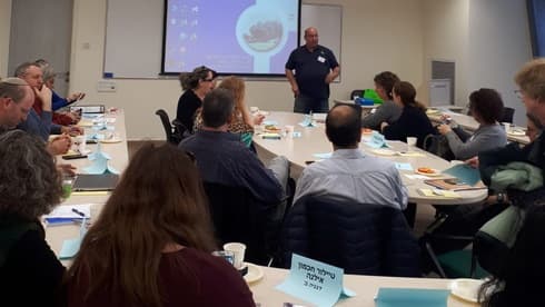 ארנון בוכבינדר בפתיחת קורס. לפני ימי הקורונה
