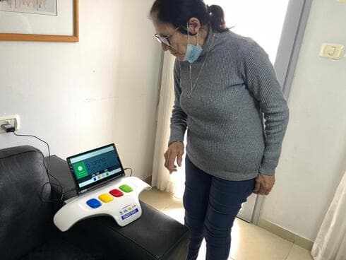 חלוקת טאבלטים לקשישים במודיעין