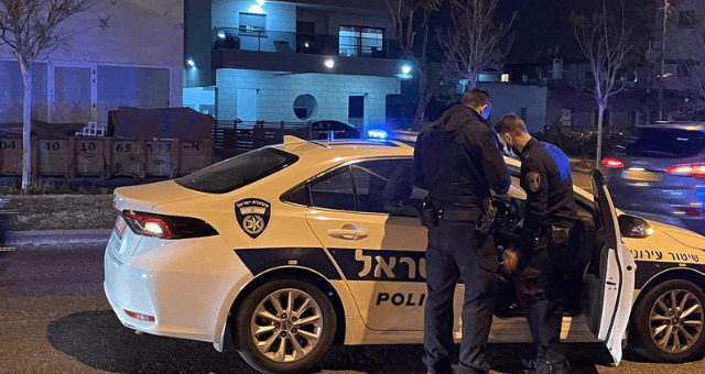 המשטרה מבצעת סריקות אחר מבצעי העבירה (צילום: שי רגב) אירוע ירי בקרית אתא