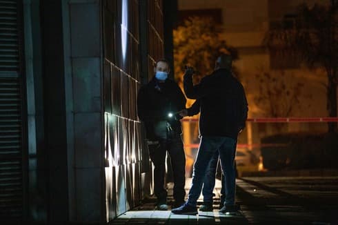 בלשים גידרו את הזירה (צילום: שי רגב) אירוע ירי בקרית אתא
