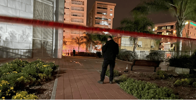 חוקרי המז"פ אוספים ראיות (צילום: שי רגב) זירת האירוע בקרית אתא