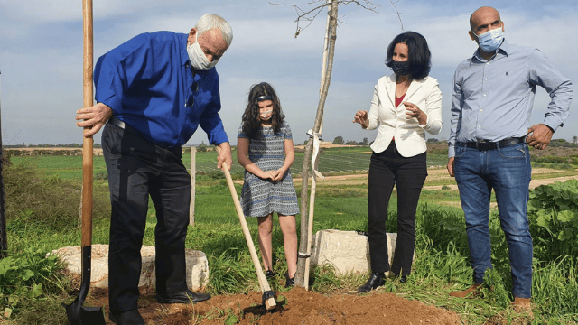 שר החקלאות ואושרת גני גונן