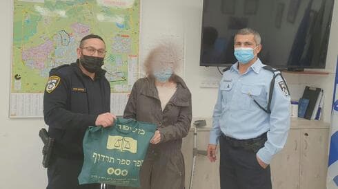 השבת הכסף לאישה במשטרת פתח תקוה