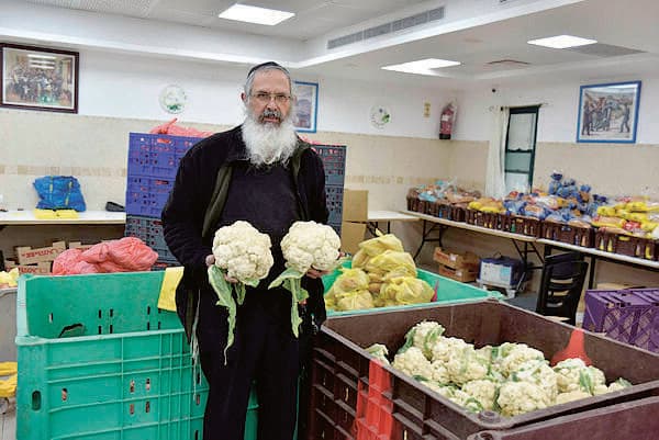 חלוקת מזון בבית חב"ד בעיר 