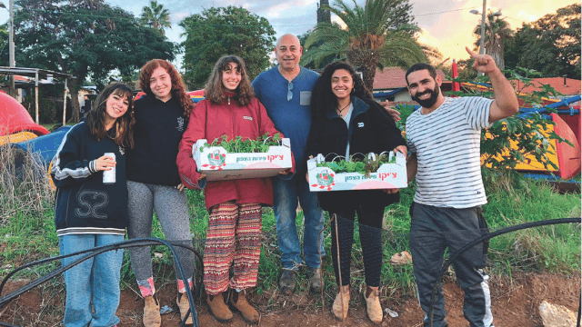 ילדי השדה ליד הערוגות. "עוזרים לכל מי שנזקק לעזרה" 