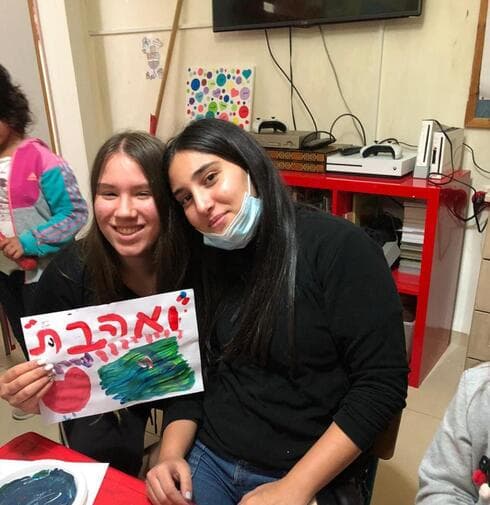 מימין: מאיה שירן ואסתר שוויפר  