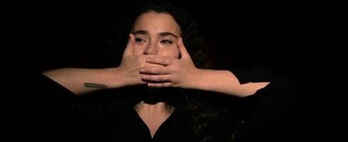 צילום מסך מתוך היצירה :"תתחילי בלשטוף פנים" (צילום: אנטולי שנפלד ) צילום מסך מתוך היצירה :"תתחילי בלשטוף פנים"